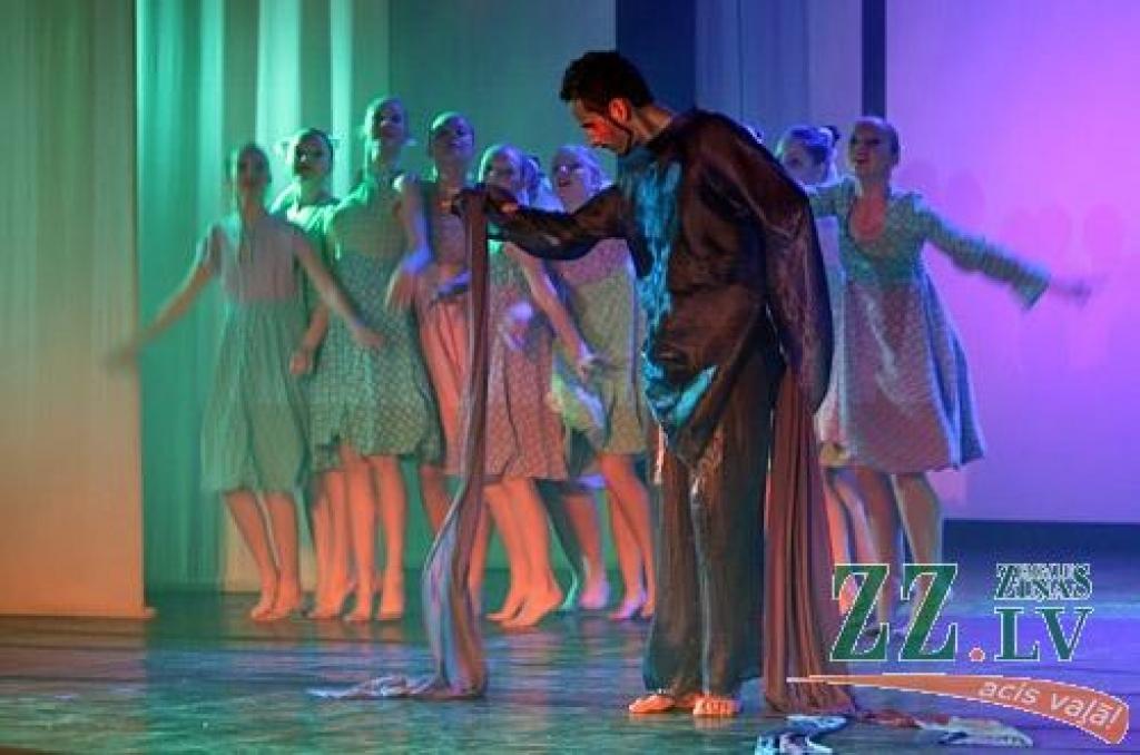 Patiesību sakot, ne mazāk krāšņa bija arī jubilejas programmas, ko piektdienas vakarā Jelgavas kultūras namā pirmo reizi publikai rādīja aģentūras «Kultūra» deju kolektīva «Vēja zirdziņš» kuplais pulks (215 bērnu septiņās grupās vecumā no...