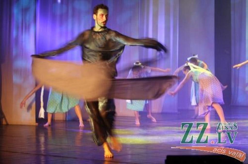 Patiesību sakot, ne mazāk krāšņa bija arī jubilejas programmas, ko piektdienas vakarā Jelgavas kultūras namā pirmo reizi publikai rādīja aģentūras «Kultūra» deju kolektīva «Vēja zirdziņš» kuplais pulks (215 bērnu septiņās grupās vecumā no...