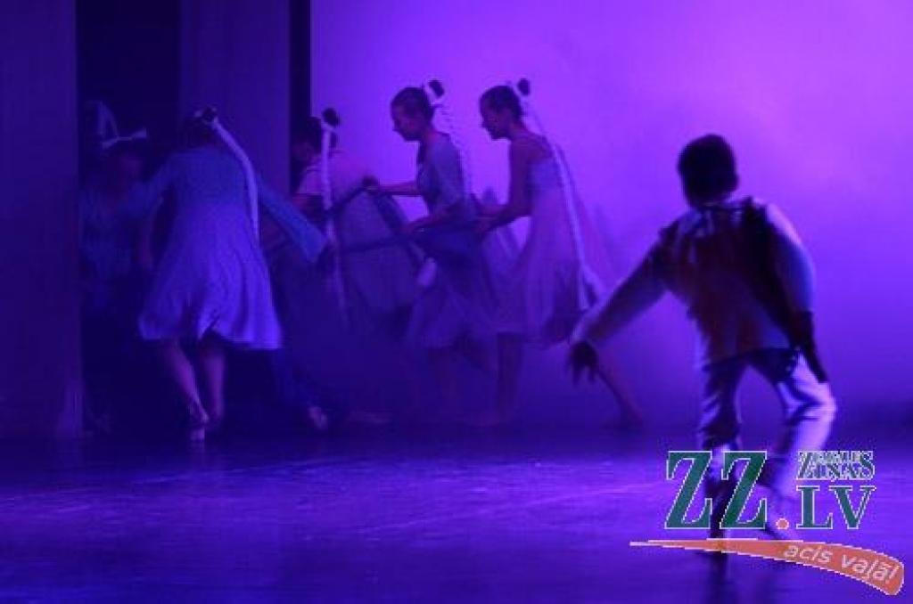 Patiesību sakot, ne mazāk krāšņa bija arī jubilejas programmas, ko piektdienas vakarā Jelgavas kultūras namā pirmo reizi publikai rādīja aģentūras «Kultūra» deju kolektīva «Vēja zirdziņš» kuplais pulks (215 bērnu septiņās grupās vecumā no...
