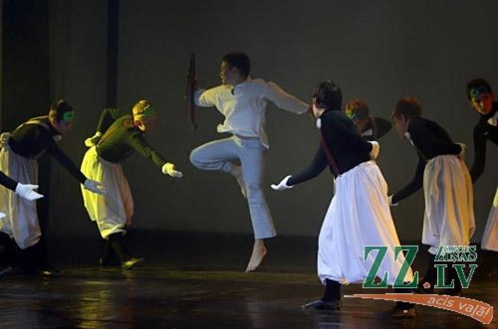 Patiesību sakot, ne mazāk krāšņa bija arī jubilejas programmas, ko piektdienas vakarā Jelgavas kultūras namā pirmo reizi publikai rādīja aģentūras «Kultūra» deju kolektīva «Vēja zirdziņš» kuplais pulks (215 bērnu septiņās grupās vecumā no...