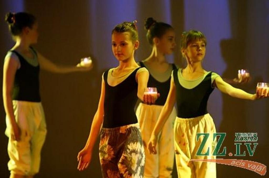 Patiesību sakot, ne mazāk krāšņa bija arī jubilejas programmas, ko piektdienas vakarā Jelgavas kultūras namā pirmo reizi publikai rādīja aģentūras «Kultūra» deju kolektīva «Vēja zirdziņš» kuplais pulks (215 bērnu septiņās grupās vecumā no...