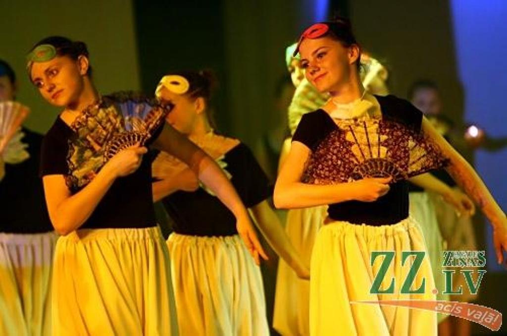 Patiesību sakot, ne mazāk krāšņa bija arī jubilejas programmas, ko piektdienas vakarā Jelgavas kultūras namā pirmo reizi publikai rādīja aģentūras «Kultūra» deju kolektīva «Vēja zirdziņš» kuplais pulks (215 bērnu septiņās grupās vecumā no...