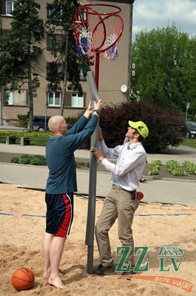 Pirmajā pludmales basketbola turnīrā «Kanclera nama un Čili pica zelta smiltis», kas notika laukumā, kur jau ir ierīkots smilšu placis topošajam bērnu rotaļu laukumam, piedalījās sešas komandas. Lai arī spēlētāji iepriekš nav piedalījušies...