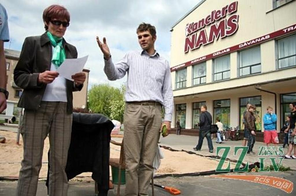 Pirmajā pludmales basketbola turnīrā «Kanclera nama un Čili pica zelta smiltis», kas notika laukumā, kur jau ir ierīkots smilšu placis topošajam bērnu rotaļu laukumam, piedalījās sešas komandas. Lai arī spēlētāji iepriekš nav piedalījušies...