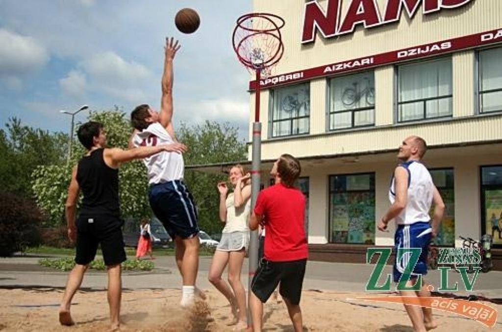 Pirmajā pludmales basketbola turnīrā «Kanclera nama un Čili pica zelta smiltis», kas notika laukumā, kur jau ir ierīkots smilšu placis topošajam bērnu rotaļu laukumam, piedalījās sešas komandas. Lai arī spēlētāji iepriekš nav piedalījušies...