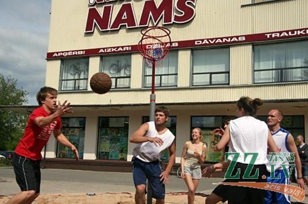 Pirmajā pludmales basketbola turnīrā «Kanclera nama un Čili pica zelta smiltis», kas notika laukumā, kur jau ir ierīkots smilšu placis topošajam bērnu rotaļu laukumam, piedalījās sešas komandas. Lai arī spēlētāji iepriekš nav piedalījušies...