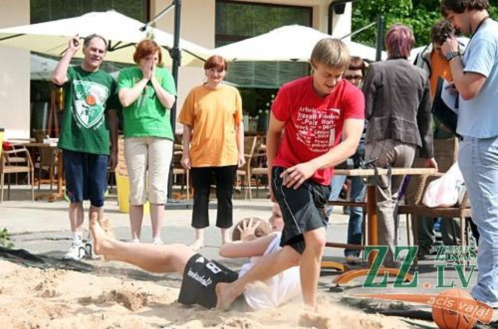 Pirmajā pludmales basketbola turnīrā «Kanclera nama un Čili pica zelta smiltis», kas notika laukumā, kur jau ir ierīkots smilšu placis topošajam bērnu rotaļu laukumam, piedalījās sešas komandas. Lai arī spēlētāji iepriekš nav piedalījušies...