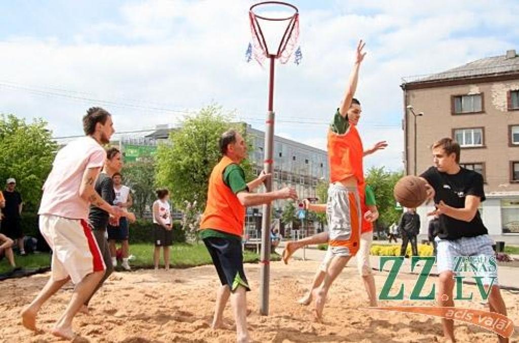 Pirmajā pludmales basketbola turnīrā «Kanclera nama un Čili pica zelta smiltis», kas notika laukumā, kur jau ir ierīkots smilšu placis topošajam bērnu rotaļu laukumam, piedalījās sešas komandas. Lai arī spēlētāji iepriekš nav piedalījušies...