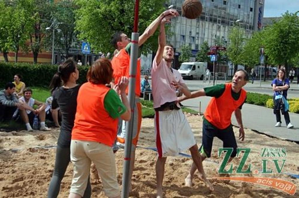 Pirmajā pludmales basketbola turnīrā «Kanclera nama un Čili pica zelta smiltis», kas notika laukumā, kur jau ir ierīkots smilšu placis topošajam bērnu rotaļu laukumam, piedalījās sešas komandas. Lai arī spēlētāji iepriekš nav piedalījušies...