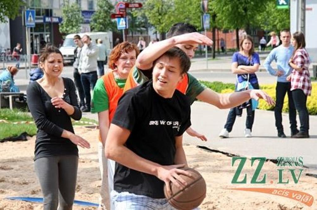 Pirmajā pludmales basketbola turnīrā «Kanclera nama un Čili pica zelta smiltis», kas notika laukumā, kur jau ir ierīkots smilšu placis topošajam bērnu rotaļu laukumam, piedalījās sešas komandas. Lai arī spēlētāji iepriekš nav piedalījušies...