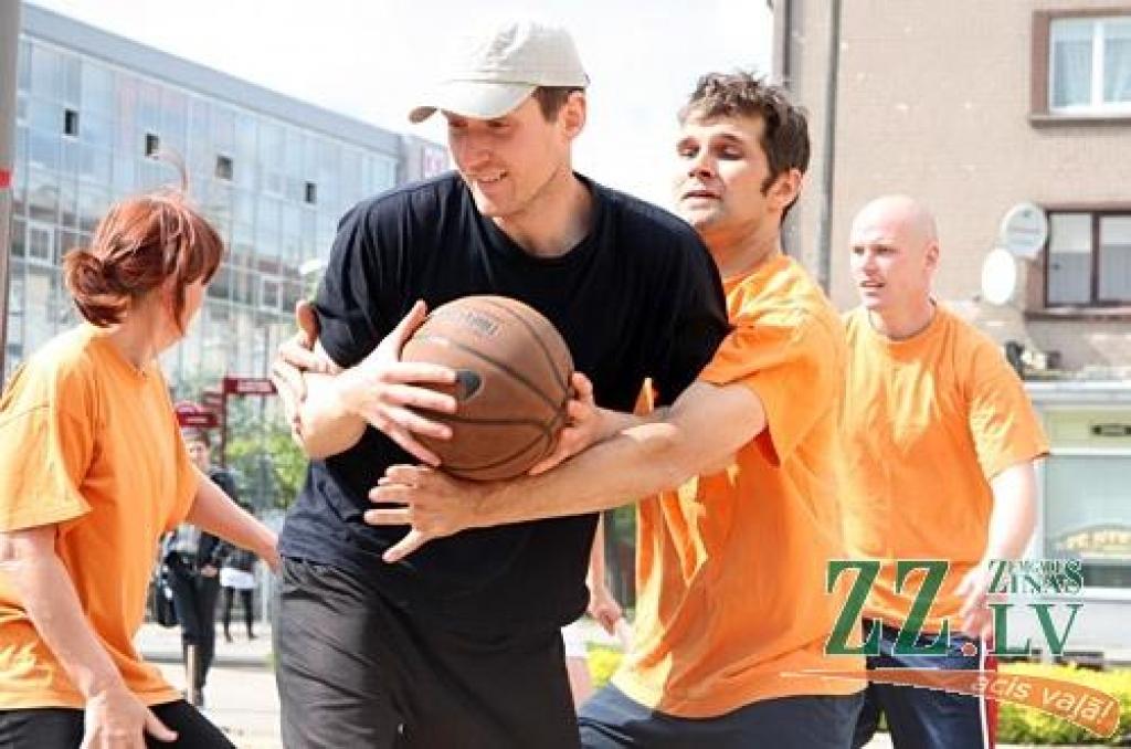Pirmajā pludmales basketbola turnīrā «Kanclera nama un Čili pica zelta smiltis», kas notika laukumā, kur jau ir ierīkots smilšu placis topošajam bērnu rotaļu laukumam, piedalījās sešas komandas. Lai arī spēlētāji iepriekš nav piedalījušies...