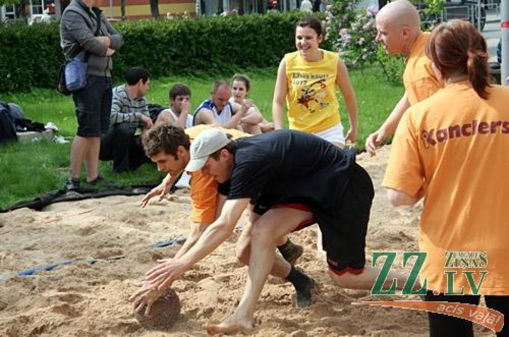 Pirmajā pludmales basketbola turnīrā «Kanclera nama un Čili pica zelta smiltis», kas notika laukumā, kur jau ir ierīkots smilšu placis topošajam bērnu rotaļu laukumam, piedalījās sešas komandas. Lai arī spēlētāji iepriekš nav piedalījušies...