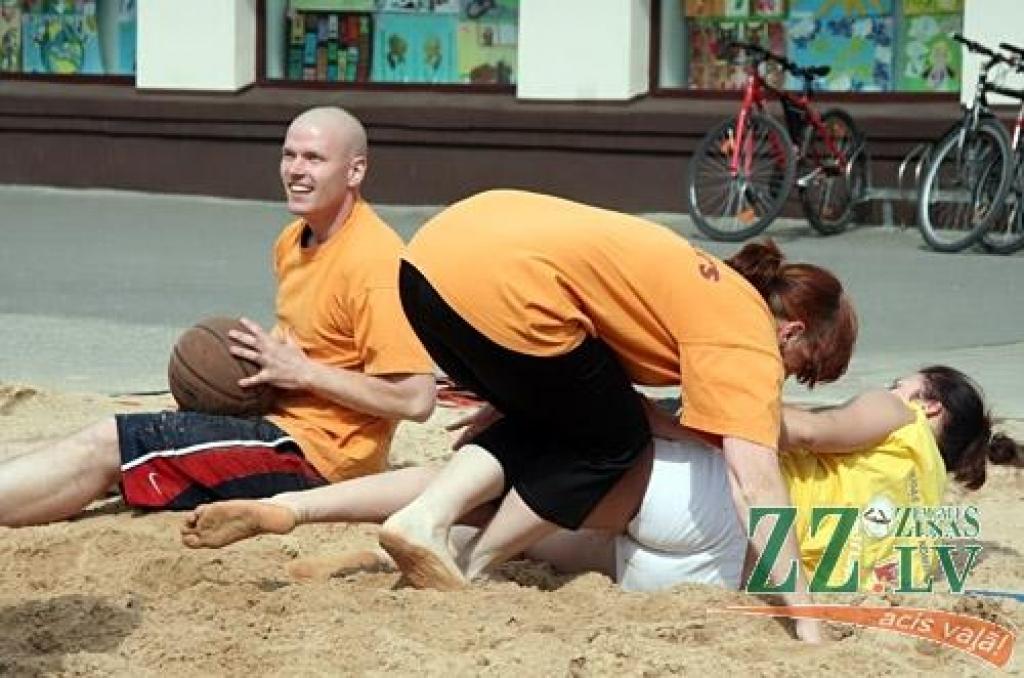 Pirmajā pludmales basketbola turnīrā «Kanclera nama un Čili pica zelta smiltis», kas notika laukumā, kur jau ir ierīkots smilšu placis topošajam bērnu rotaļu laukumam, piedalījās sešas komandas. Lai arī spēlētāji iepriekš nav piedalījušies...