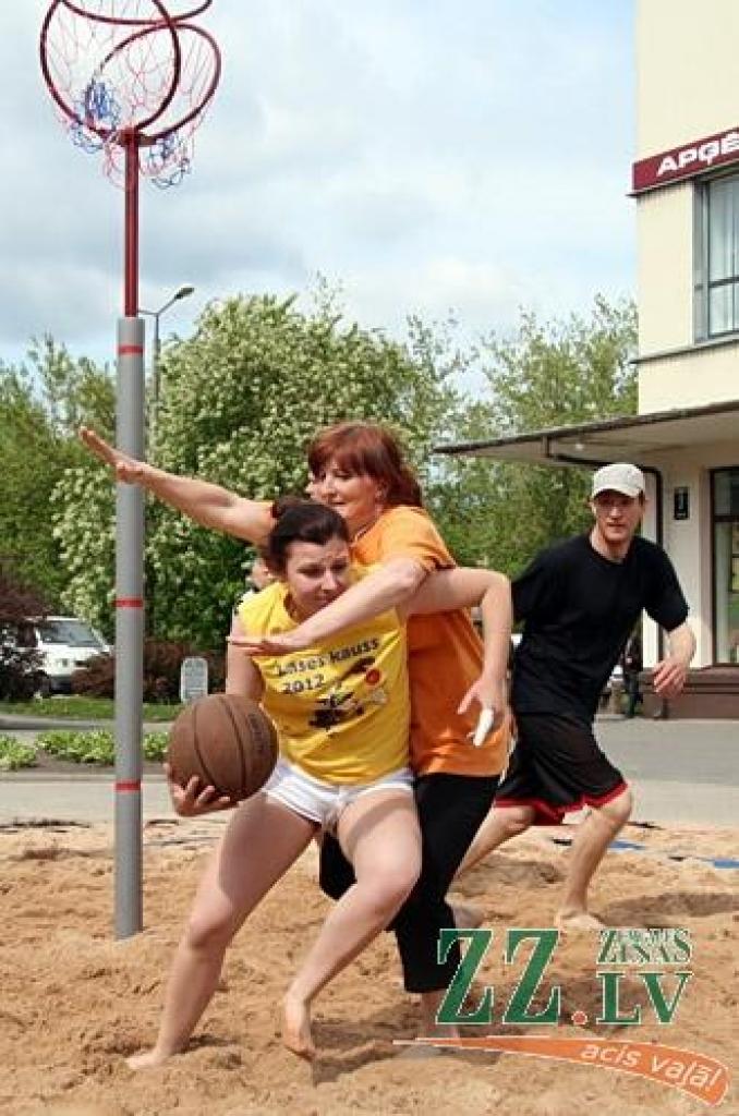 Pirmajā pludmales basketbola turnīrā «Kanclera nama un Čili pica zelta smiltis», kas notika laukumā, kur jau ir ierīkots smilšu placis topošajam bērnu rotaļu laukumam, piedalījās sešas komandas. Lai arī spēlētāji iepriekš nav piedalījušies...