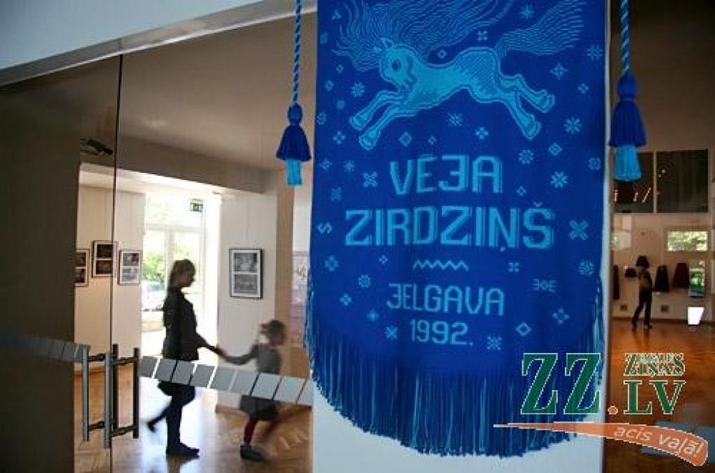 Bērnu un jauniešu deju kolektīva divdesmitgades koncerti notiks 18.maijā pulksten 18 un 19.maijā pulksten 17, bet Jelgavas kultūras namā atklāta «Vēja zirdziņa» bagātīgo tautas tērpu un spilgtāko kolektīva darbības foto mirkļu izstāde....