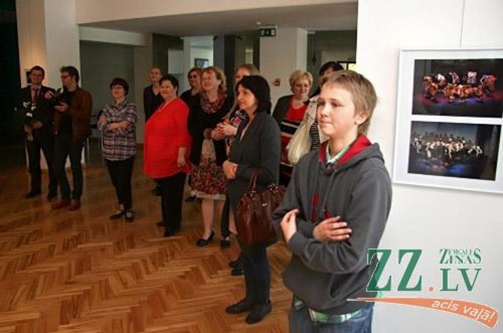 Bērnu un jauniešu deju kolektīva divdesmitgades koncerti notiks 18.maijā pulksten 18 un 19.maijā pulksten 17, bet Jelgavas kultūras namā atklāta «Vēja zirdziņa» bagātīgo tautas tērpu un spilgtāko kolektīva darbības foto mirkļu izstāde....