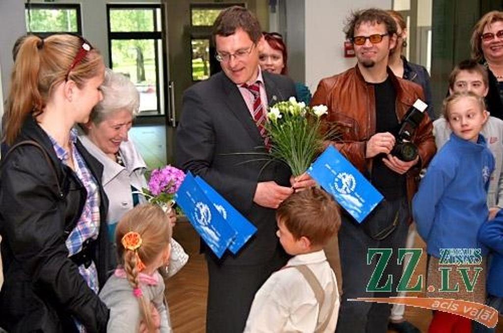 Bērnu un jauniešu deju kolektīva divdesmitgades koncerti notiks 18.maijā pulksten 18 un 19.maijā pulksten 17, bet Jelgavas kultūras namā atklāta «Vēja zirdziņa» bagātīgo tautas tērpu un spilgtāko kolektīva darbības foto mirkļu izstāde....