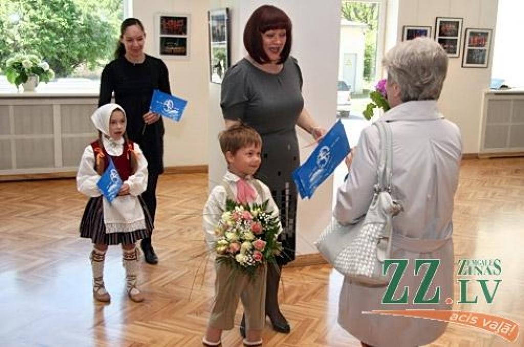 Bērnu un jauniešu deju kolektīva divdesmitgades koncerti notiks 18.maijā pulksten 18 un 19.maijā pulksten 17, bet Jelgavas kultūras namā atklāta «Vēja zirdziņa» bagātīgo tautas tērpu un spilgtāko kolektīva darbības foto mirkļu izstāde....