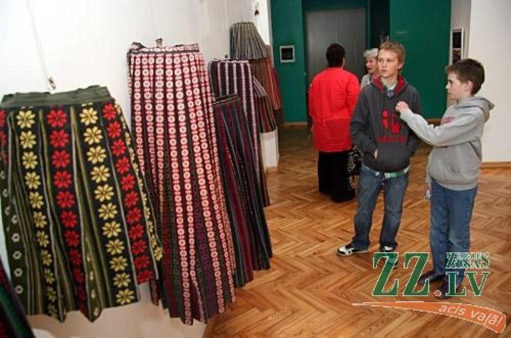 Bērnu un jauniešu deju kolektīva divdesmitgades koncerti notiks 18.maijā pulksten 18 un 19.maijā pulksten 17, bet Jelgavas kultūras namā atklāta «Vēja zirdziņa» bagātīgo tautas tērpu un spilgtāko kolektīva darbības foto mirkļu izstāde....