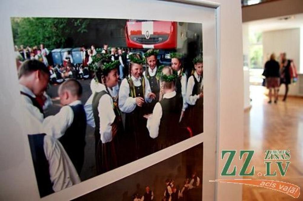 Bērnu un jauniešu deju kolektīva divdesmitgades koncerti notiks 18.maijā pulksten 18 un 19.maijā pulksten 17, bet Jelgavas kultūras namā atklāta «Vēja zirdziņa» bagātīgo tautas tērpu un spilgtāko kolektīva darbības foto mirkļu izstāde....