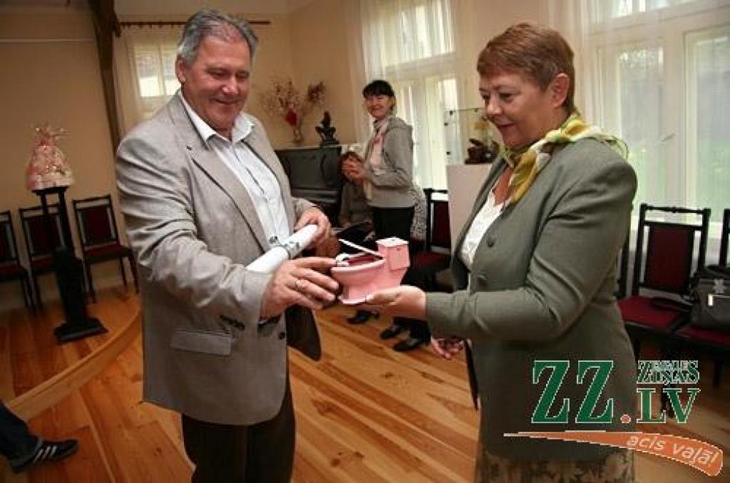 Līdz 17.jūnijam Ādolfa Alunāna Memoriālajā muzejā apskatāma neparasta izstāde. Jelgavas Nekustamā īpašuma pārvaldes vadītājs Juris Vidžis piedāvā iepazīties ar savu podu kolekciju. Suvenīri no plastmasas, metāla un citiem materiāliem uz...