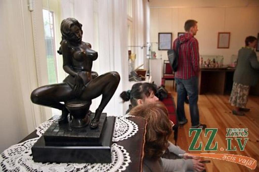 Līdz 17.jūnijam Ādolfa Alunāna Memoriālajā muzejā apskatāma neparasta izstāde. Jelgavas Nekustamā īpašuma pārvaldes vadītājs Juris Vidžis piedāvā iepazīties ar savu podu kolekciju. Suvenīri no plastmasas, metāla un citiem materiāliem uz...