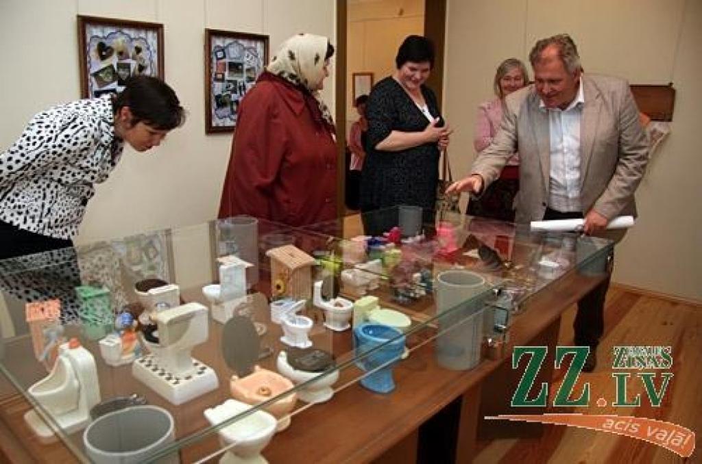Līdz 17.jūnijam Ādolfa Alunāna Memoriālajā muzejā apskatāma neparasta izstāde. Jelgavas Nekustamā īpašuma pārvaldes vadītājs Juris Vidžis piedāvā iepazīties ar savu podu kolekciju. Suvenīri no plastmasas, metāla un citiem materiāliem uz...