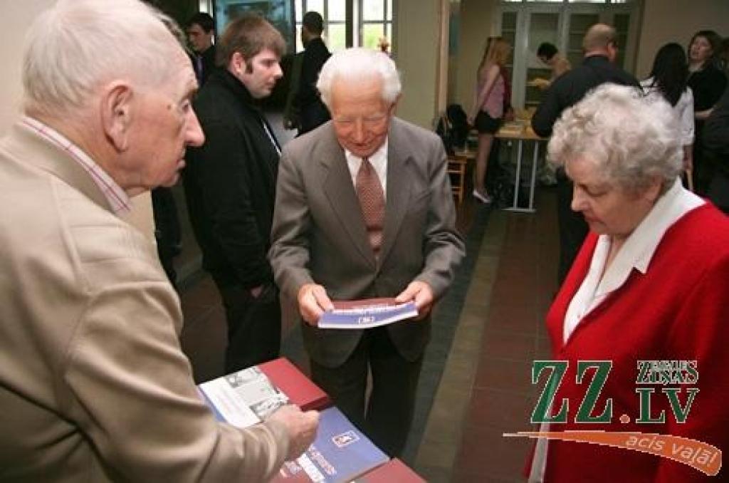 Sestdien ar absolventu, kā arī tagadējo un bijušo skolotāju salidojumu tiek svinēta Jelgavas Valsts ģimnāzijas 90 gadu jubileja. Starp Jelgavas 2.vidusskolas – tagadējās Valsts ģimnāzijas – absolventiem ir tādi cilvēki kā Atmodas laika...