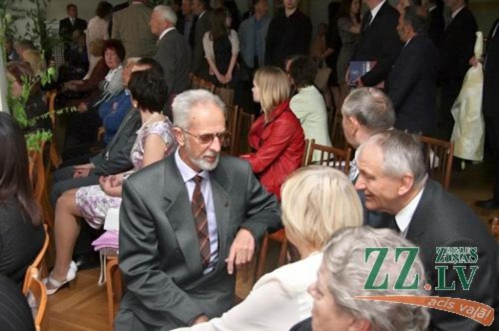 Sestdien ar absolventu, kā arī tagadējo un bijušo skolotāju salidojumu tiek svinēta Jelgavas Valsts ģimnāzijas 90 gadu jubileja. Starp Jelgavas 2.vidusskolas – tagadējās Valsts ģimnāzijas – absolventiem ir tādi cilvēki kā Atmodas laika...