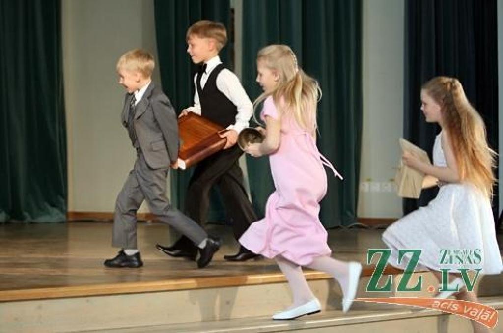 Sestdien ar absolventu, kā arī tagadējo un bijušo skolotāju salidojumu tiek svinēta Jelgavas Valsts ģimnāzijas 90 gadu jubileja. Starp Jelgavas 2.vidusskolas – tagadējās Valsts ģimnāzijas – absolventiem ir tādi cilvēki kā Atmodas laika...