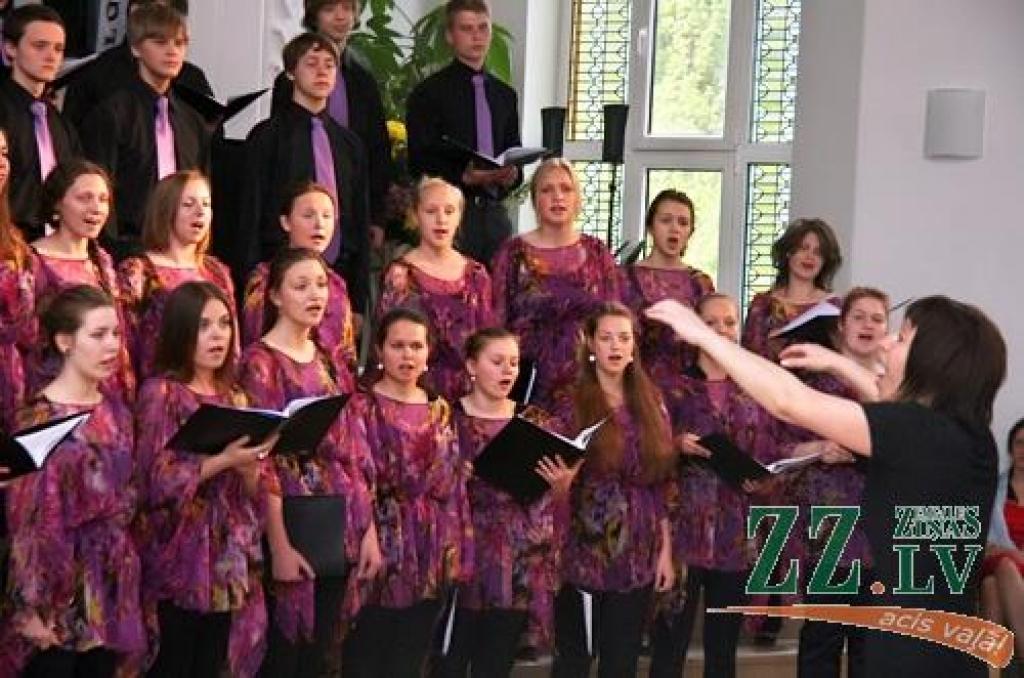 Sestdien ar absolventu, kā arī tagadējo un bijušo skolotāju salidojumu tiek svinēta Jelgavas Valsts ģimnāzijas 90 gadu jubileja. Starp Jelgavas 2.vidusskolas – tagadējās Valsts ģimnāzijas – absolventiem ir tādi cilvēki kā Atmodas laika...