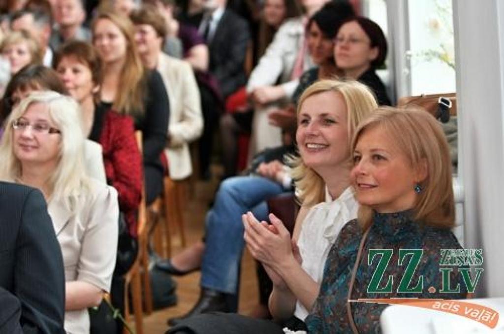 Sestdien ar absolventu, kā arī tagadējo un bijušo skolotāju salidojumu tiek svinēta Jelgavas Valsts ģimnāzijas 90 gadu jubileja. Starp Jelgavas 2.vidusskolas – tagadējās Valsts ģimnāzijas – absolventiem ir tādi cilvēki kā Atmodas laika...