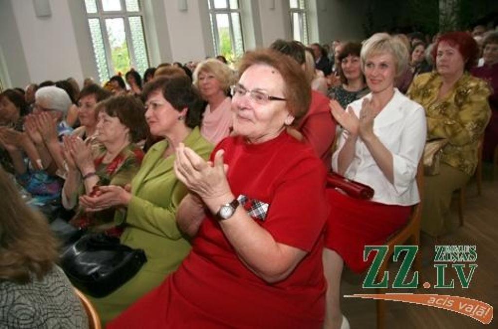 Sestdien ar absolventu, kā arī tagadējo un bijušo skolotāju salidojumu tiek svinēta Jelgavas Valsts ģimnāzijas 90 gadu jubileja. Starp Jelgavas 2.vidusskolas – tagadējās Valsts ģimnāzijas – absolventiem ir tādi cilvēki kā Atmodas laika...