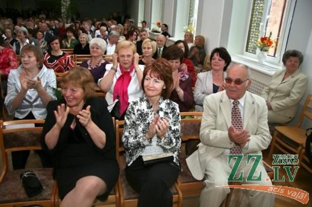 Sestdien ar absolventu, kā arī tagadējo un bijušo skolotāju salidojumu tiek svinēta Jelgavas Valsts ģimnāzijas 90 gadu jubileja. Starp Jelgavas 2.vidusskolas – tagadējās Valsts ģimnāzijas – absolventiem ir tādi cilvēki kā Atmodas laika...
