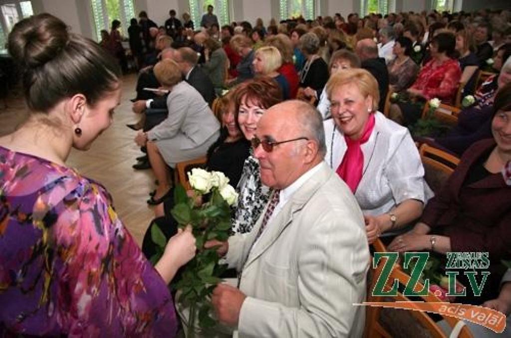 Sestdien ar absolventu, kā arī tagadējo un bijušo skolotāju salidojumu tiek svinēta Jelgavas Valsts ģimnāzijas 90 gadu jubileja. Starp Jelgavas 2.vidusskolas – tagadējās Valsts ģimnāzijas – absolventiem ir tādi cilvēki kā Atmodas laika...