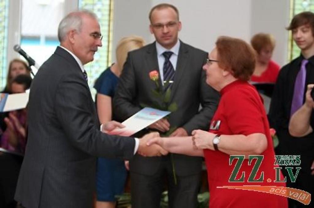 Sestdien ar absolventu, kā arī tagadējo un bijušo skolotāju salidojumu tiek svinēta Jelgavas Valsts ģimnāzijas 90 gadu jubileja. Starp Jelgavas 2.vidusskolas – tagadējās Valsts ģimnāzijas – absolventiem ir tādi cilvēki kā Atmodas laika...
