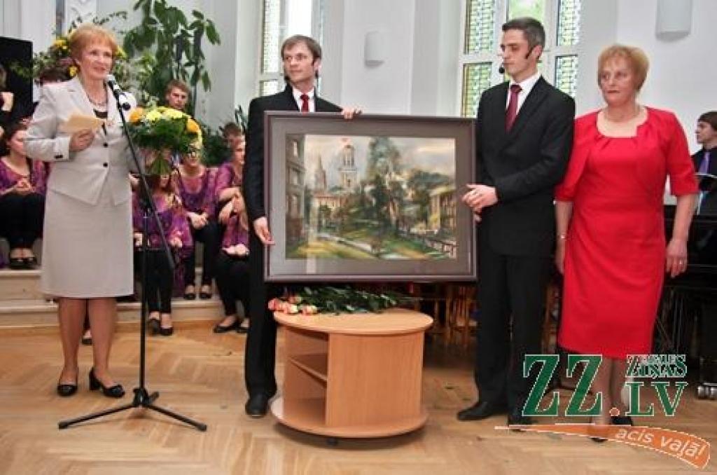 Sestdien ar absolventu, kā arī tagadējo un bijušo skolotāju salidojumu tiek svinēta Jelgavas Valsts ģimnāzijas 90 gadu jubileja. Starp Jelgavas 2.vidusskolas – tagadējās Valsts ģimnāzijas – absolventiem ir tādi cilvēki kā Atmodas laika...