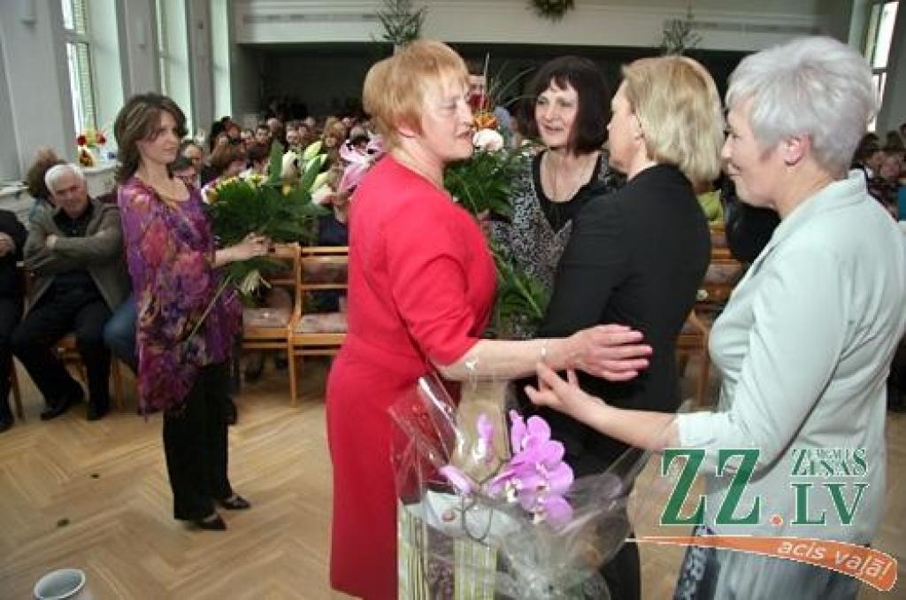 Sestdien ar absolventu, kā arī tagadējo un bijušo skolotāju salidojumu tiek svinēta Jelgavas Valsts ģimnāzijas 90 gadu jubileja. Starp Jelgavas 2.vidusskolas – tagadējās Valsts ģimnāzijas – absolventiem ir tādi cilvēki kā Atmodas laika...