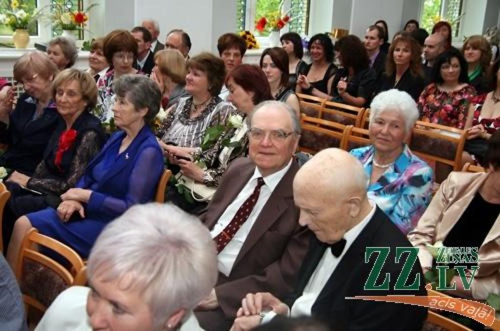 Sestdien ar absolventu, kā arī tagadējo un bijušo skolotāju salidojumu tiek svinēta Jelgavas Valsts ģimnāzijas 90 gadu jubileja. Starp Jelgavas 2.vidusskolas – tagadējās Valsts ģimnāzijas – absolventiem ir tādi cilvēki kā Atmodas laika...