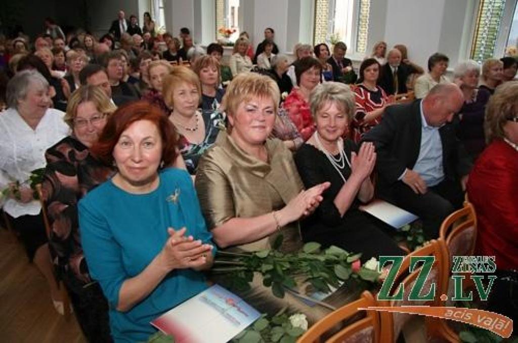 Sestdien ar absolventu, kā arī tagadējo un bijušo skolotāju salidojumu tiek svinēta Jelgavas Valsts ģimnāzijas 90 gadu jubileja. Starp Jelgavas 2.vidusskolas – tagadējās Valsts ģimnāzijas – absolventiem ir tādi cilvēki kā Atmodas laika...