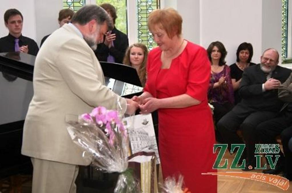 Sestdien ar absolventu, kā arī tagadējo un bijušo skolotāju salidojumu tiek svinēta Jelgavas Valsts ģimnāzijas 90 gadu jubileja. Starp Jelgavas 2.vidusskolas – tagadējās Valsts ģimnāzijas – absolventiem ir tādi cilvēki kā Atmodas laika...
