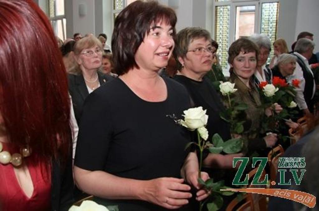 Sestdien ar absolventu, kā arī tagadējo un bijušo skolotāju salidojumu tiek svinēta Jelgavas Valsts ģimnāzijas 90 gadu jubileja. Starp Jelgavas 2.vidusskolas – tagadējās Valsts ģimnāzijas – absolventiem ir tādi cilvēki kā Atmodas laika...
