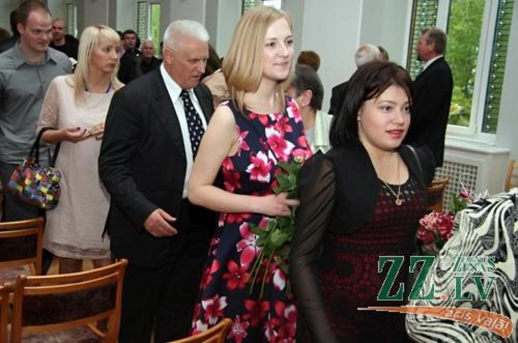 Sestdien ar absolventu, kā arī tagadējo un bijušo skolotāju salidojumu tiek svinēta Jelgavas Valsts ģimnāzijas 90 gadu jubileja. Starp Jelgavas 2.vidusskolas – tagadējās Valsts ģimnāzijas – absolventiem ir tādi cilvēki kā Atmodas laika...