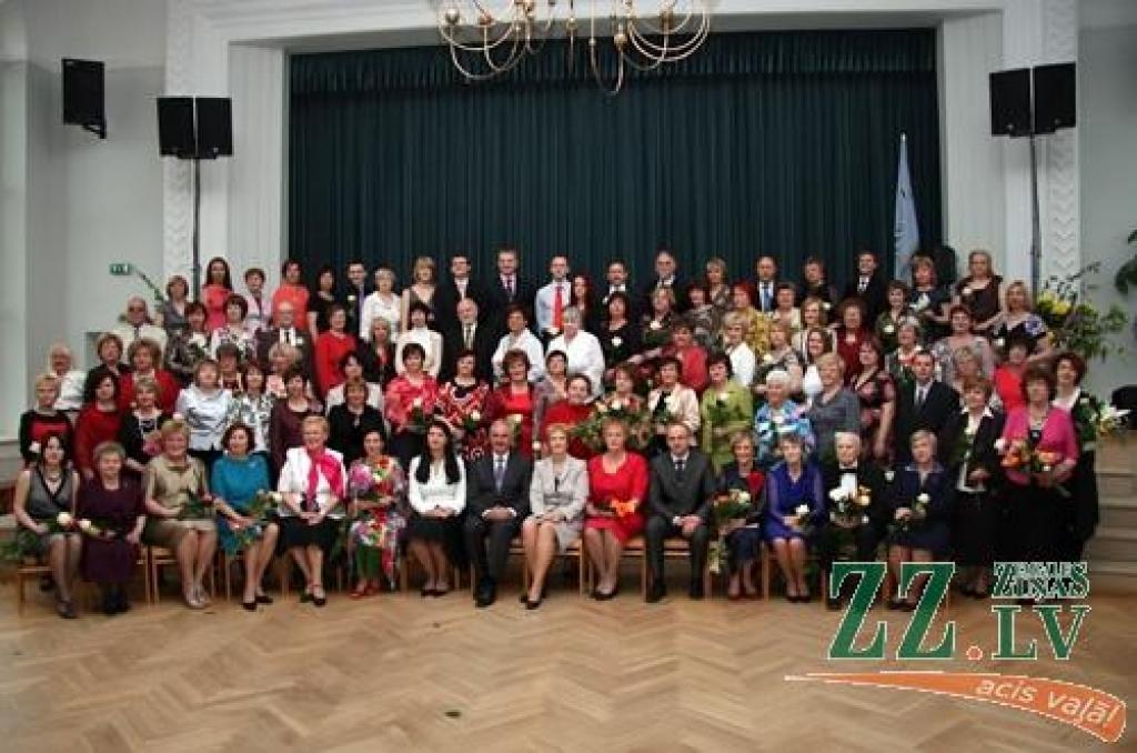 Sestdien ar absolventu, kā arī tagadējo un bijušo skolotāju salidojumu tiek svinēta Jelgavas Valsts ģimnāzijas 90 gadu jubileja. Starp Jelgavas 2.vidusskolas – tagadējās Valsts ģimnāzijas – absolventiem ir tādi cilvēki kā Atmodas laika...