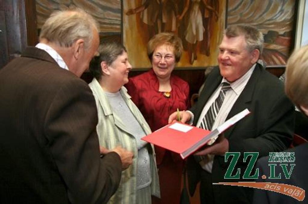 Sestdien ar absolventu, kā arī tagadējo un bijušo skolotāju salidojumu tiek svinēta Jelgavas Valsts ģimnāzijas 90 gadu jubileja. Starp Jelgavas 2.vidusskolas – tagadējās Valsts ģimnāzijas – absolventiem ir tādi cilvēki kā Atmodas laika...