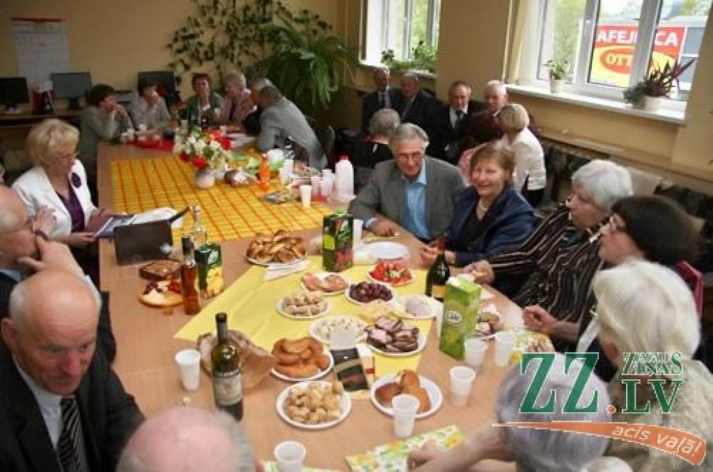 Sestdien ar absolventu, kā arī tagadējo un bijušo skolotāju salidojumu tiek svinēta Jelgavas Valsts ģimnāzijas 90 gadu jubileja. Starp Jelgavas 2.vidusskolas – tagadējās Valsts ģimnāzijas – absolventiem ir tādi cilvēki kā Atmodas laika...