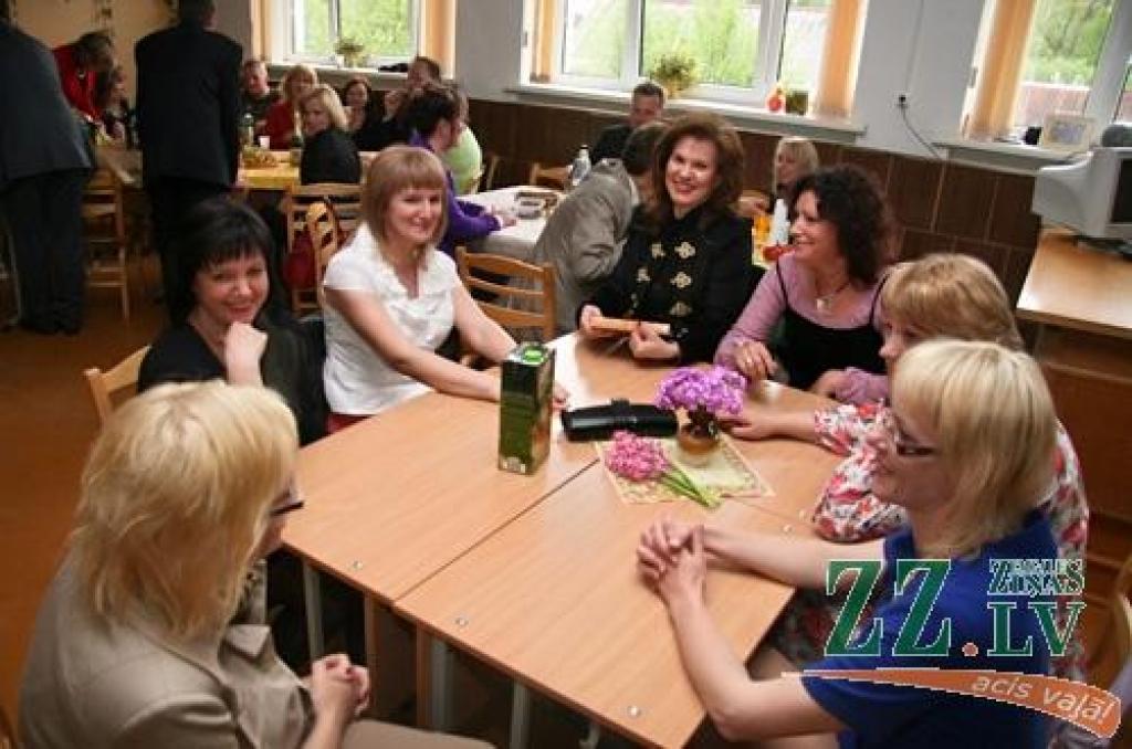 Sestdien ar absolventu, kā arī tagadējo un bijušo skolotāju salidojumu tiek svinēta Jelgavas Valsts ģimnāzijas 90 gadu jubileja. Starp Jelgavas 2.vidusskolas – tagadējās Valsts ģimnāzijas – absolventiem ir tādi cilvēki kā Atmodas laika...