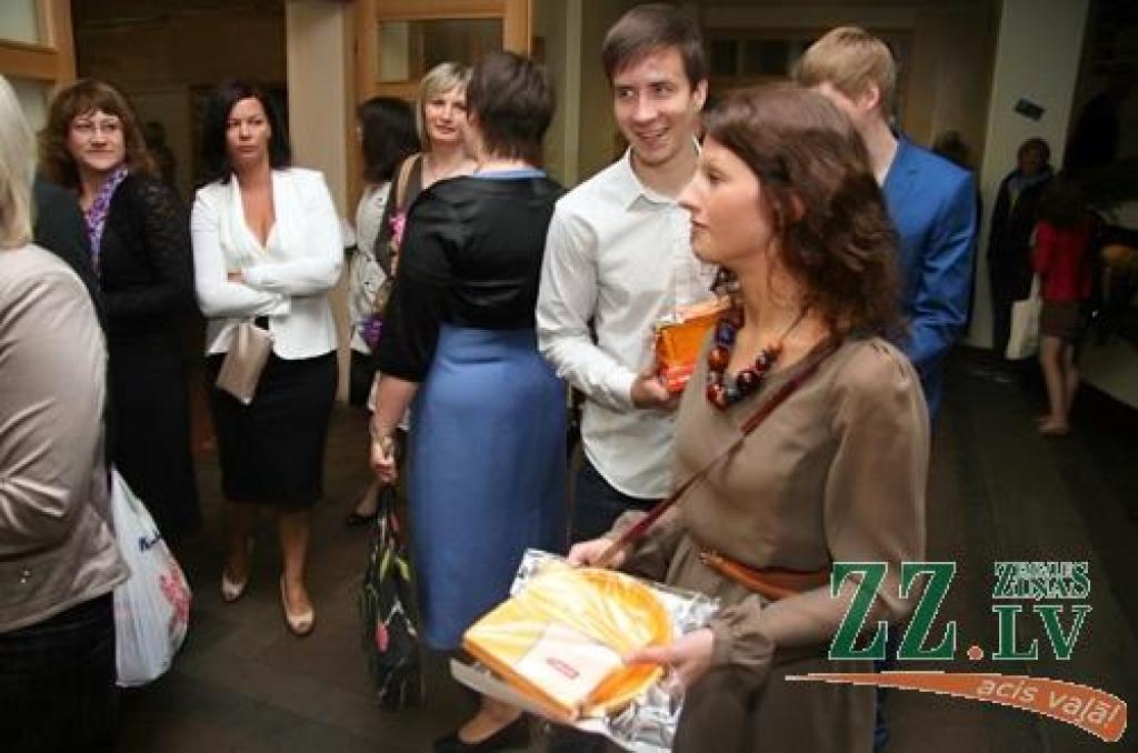 Sestdien ar absolventu, kā arī tagadējo un bijušo skolotāju salidojumu tiek svinēta Jelgavas Valsts ģimnāzijas 90 gadu jubileja. Starp Jelgavas 2.vidusskolas – tagadējās Valsts ģimnāzijas – absolventiem ir tādi cilvēki kā Atmodas laika...
