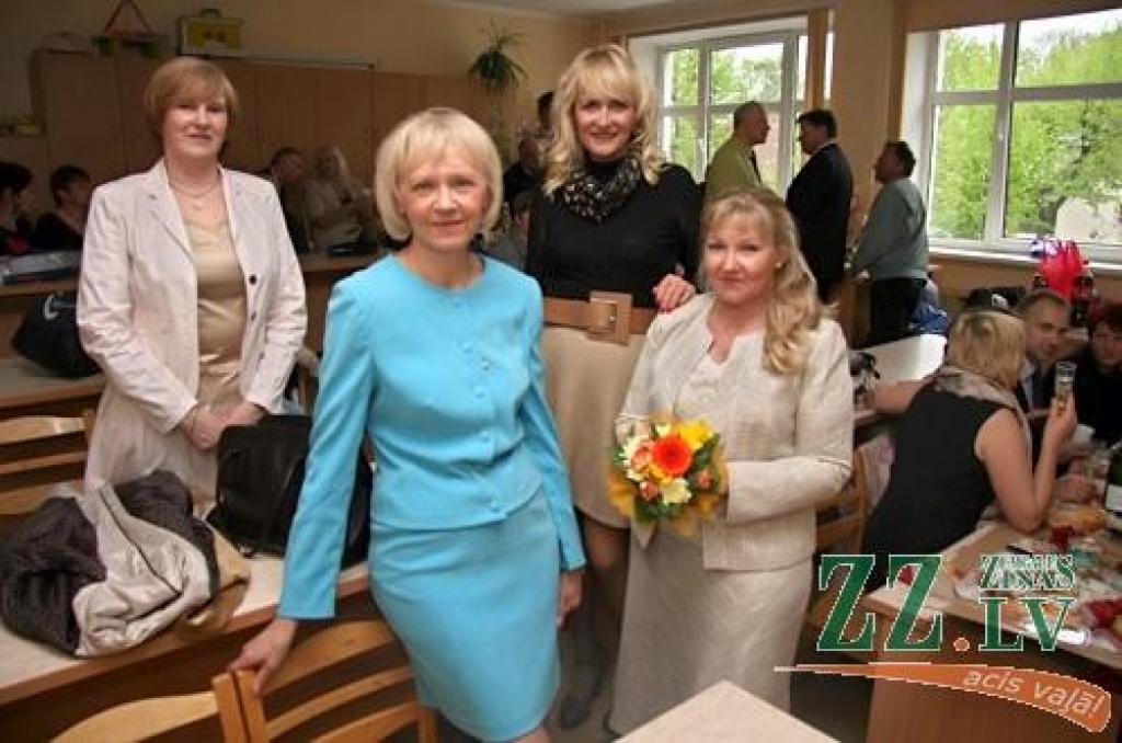 Sestdien ar absolventu, kā arī tagadējo un bijušo skolotāju salidojumu tiek svinēta Jelgavas Valsts ģimnāzijas 90 gadu jubileja. Starp Jelgavas 2.vidusskolas – tagadējās Valsts ģimnāzijas – absolventiem ir tādi cilvēki kā Atmodas laika...