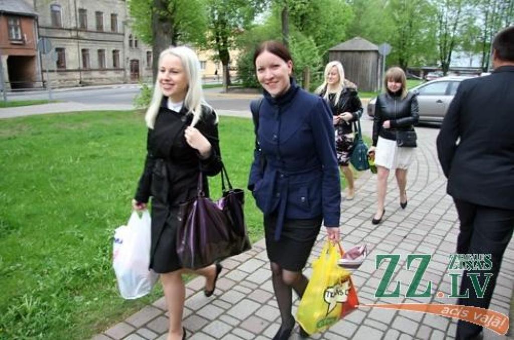 Sestdien ar absolventu, kā arī tagadējo un bijušo skolotāju salidojumu tiek svinēta Jelgavas Valsts ģimnāzijas 90 gadu jubileja. Starp Jelgavas 2.vidusskolas – tagadējās Valsts ģimnāzijas – absolventiem ir tādi cilvēki kā Atmodas laika...